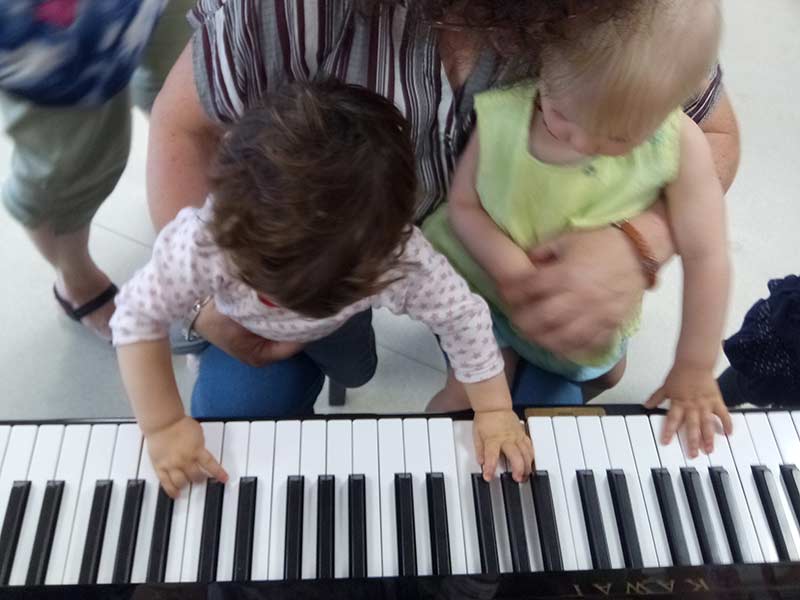 Les enfants découvrent le piano