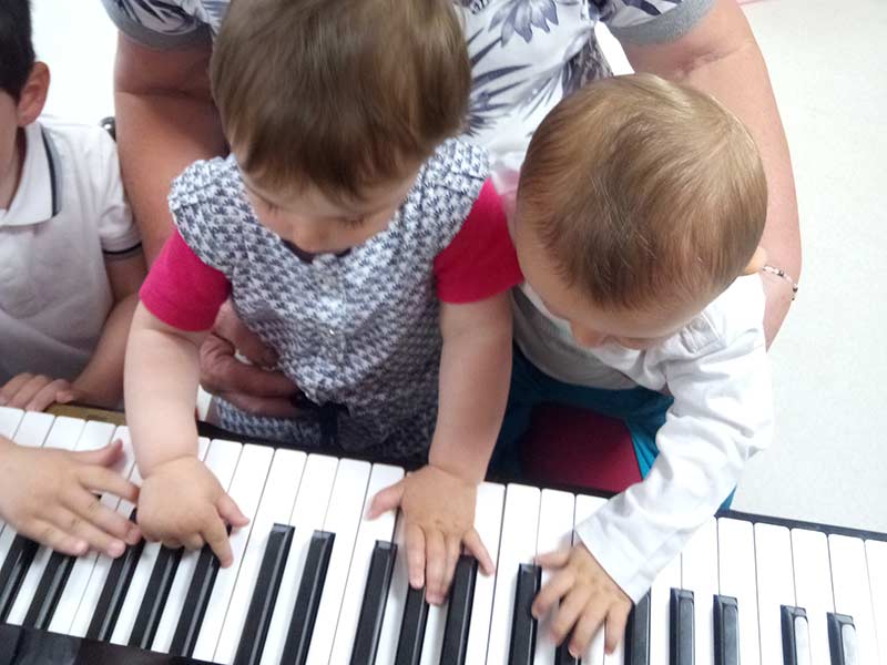 Les enfants découvre le piano