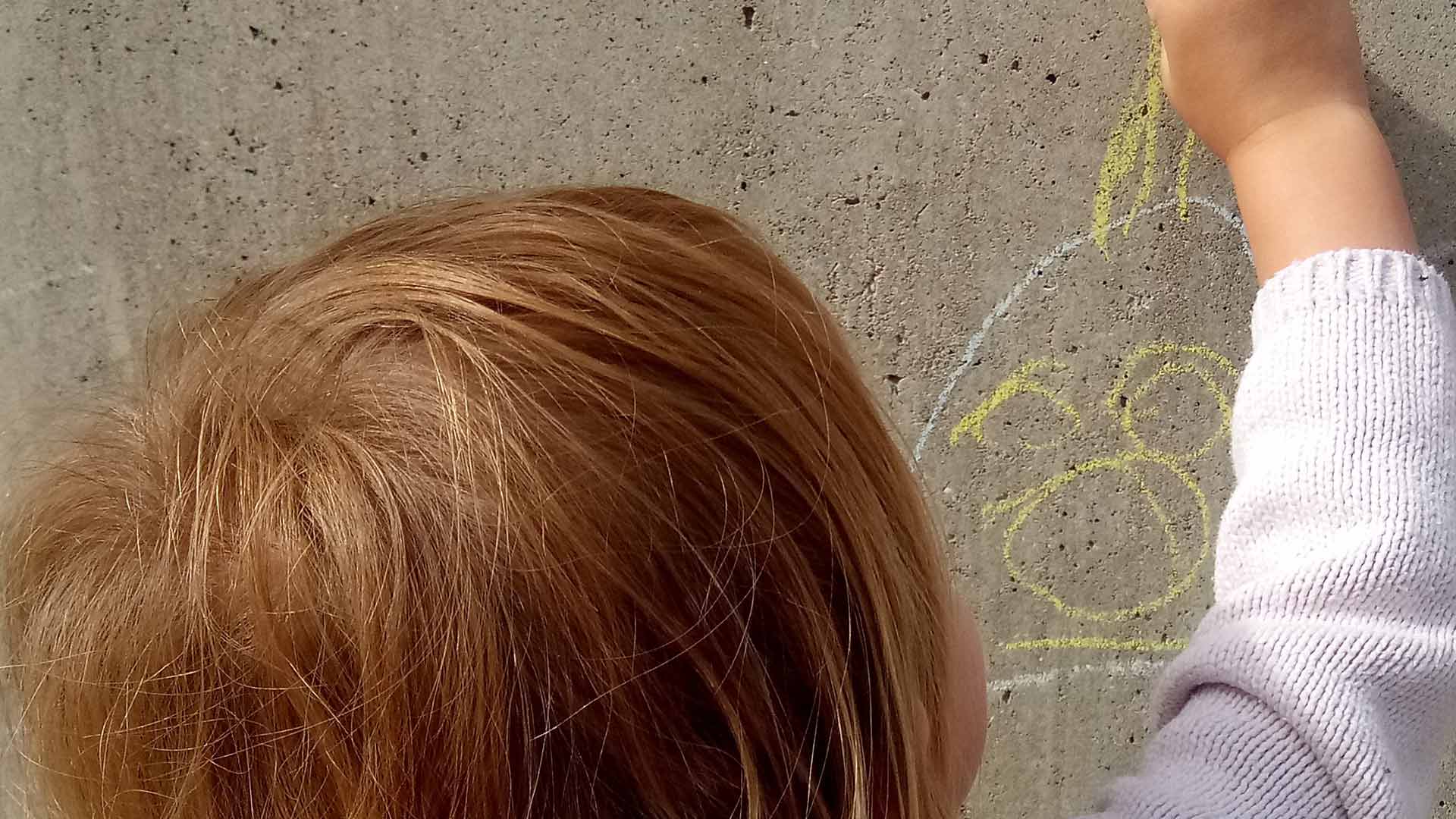 Enfant qui dessine au Relais petite enfance