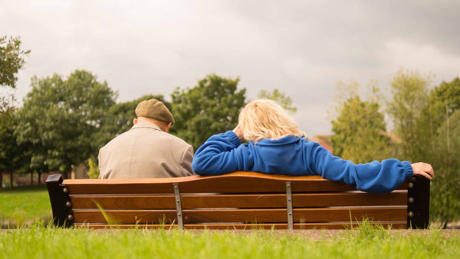 Personnes sur un banc