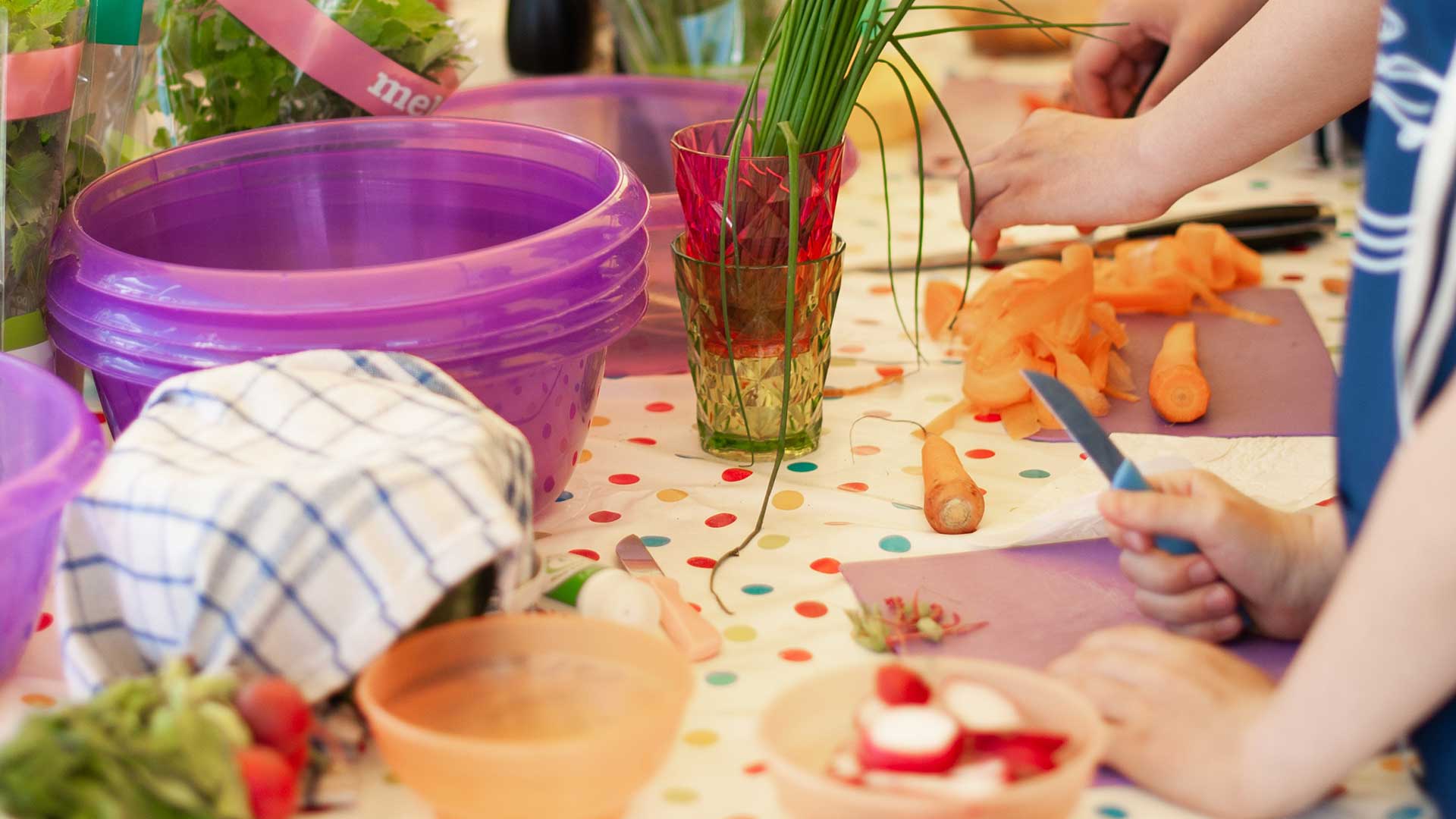 Atelier cuisine autour d'une table pour l'opération zéro déchet en Côte d'Or