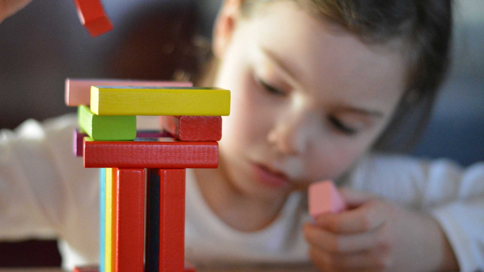 Enfants jouant aux kaplas