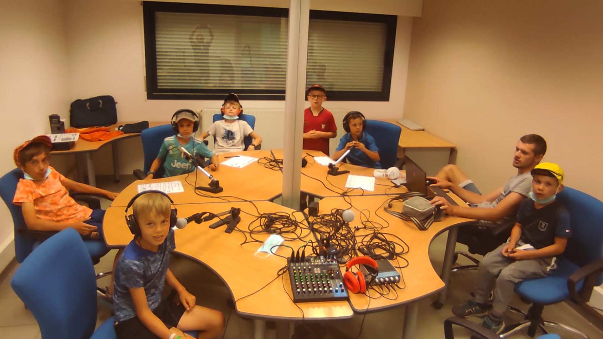Les enfant de l'accueil de loisirs enregistrent une émission de radio.