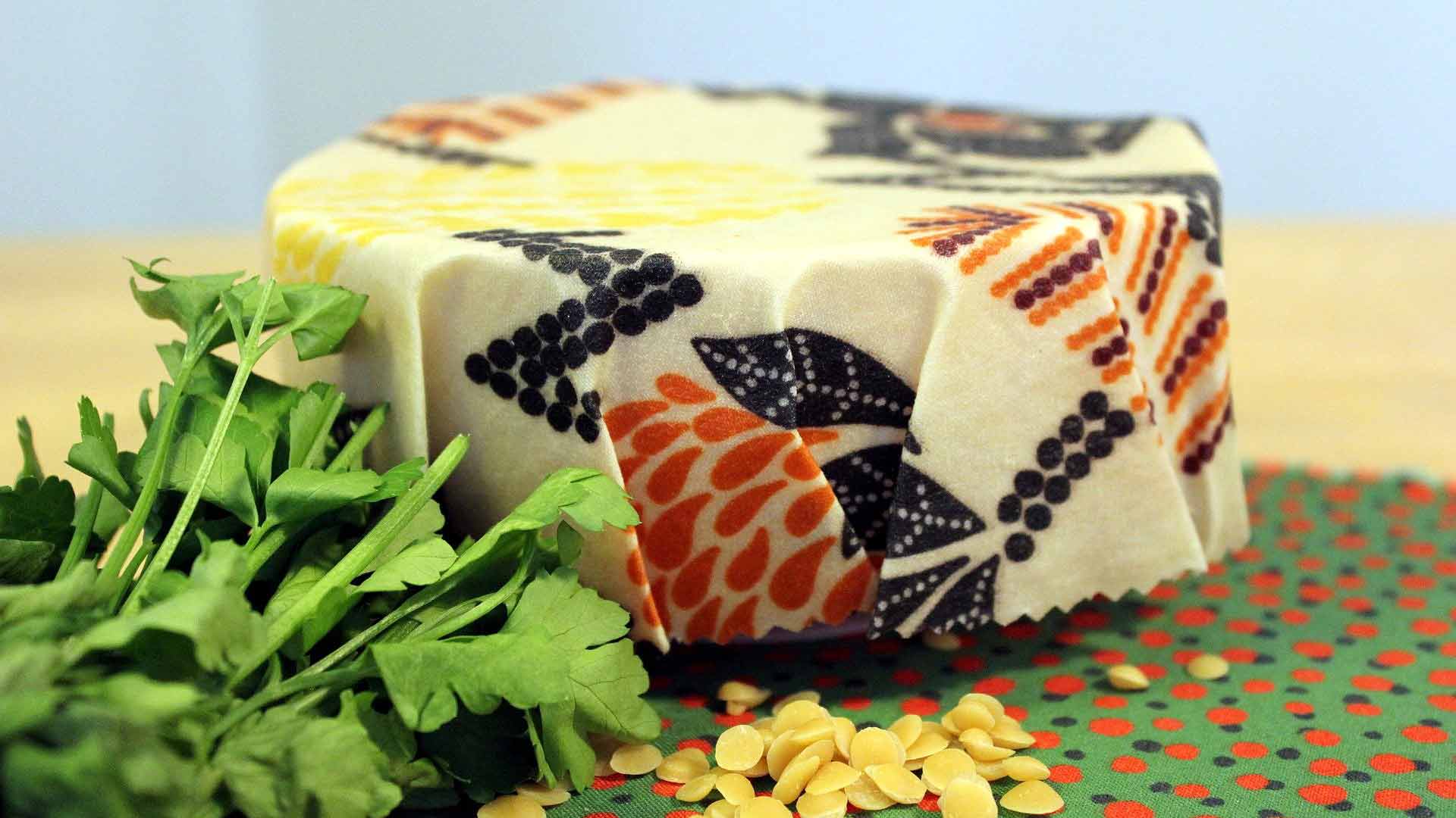 Illustration d'un emballage de nouriture avec une tissu recouvert de cire d'abeille