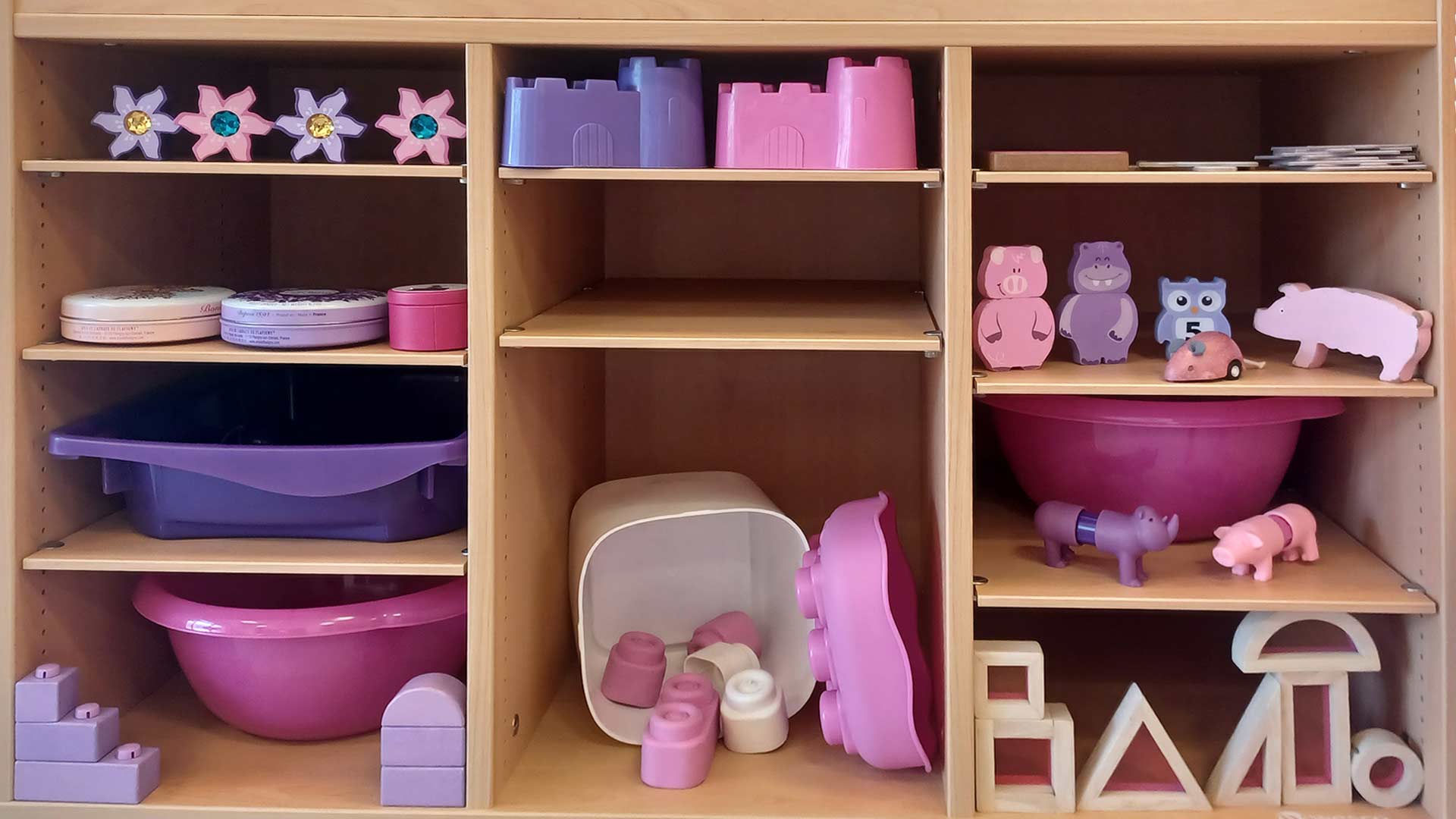 Le Relais petite enfance en couleurs, le rose et le violet