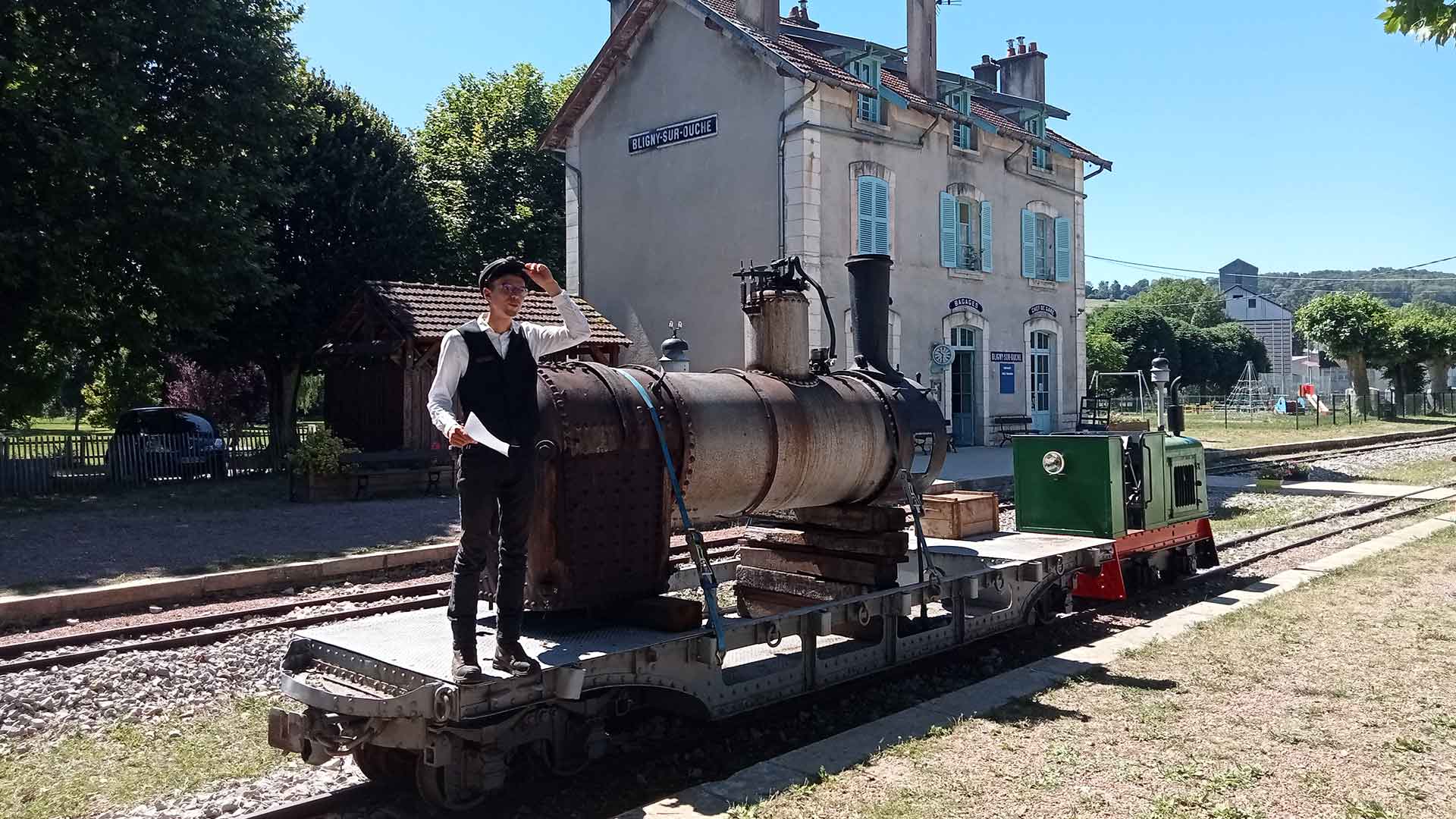 L'anienne locomotive à vapeur Decauville à la gare de Bligny sur Ouche