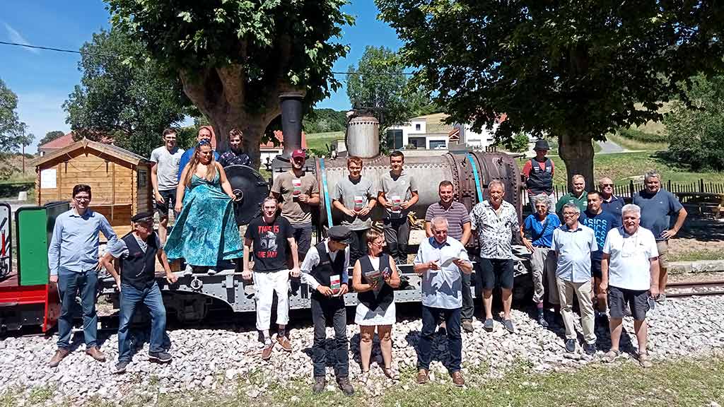 Les bénévoles de l'association CFVO posent devant la locomotive à vapeur Decauville