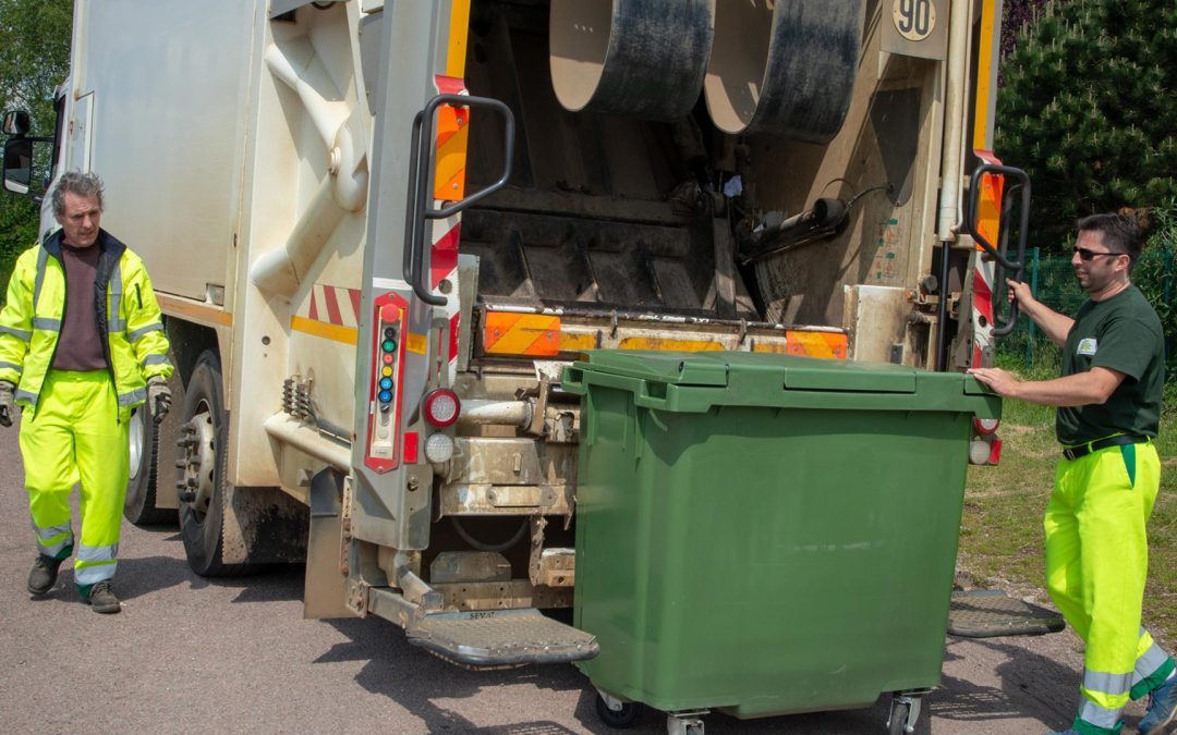 Ripers et camion de ramassage des ordures ménagères