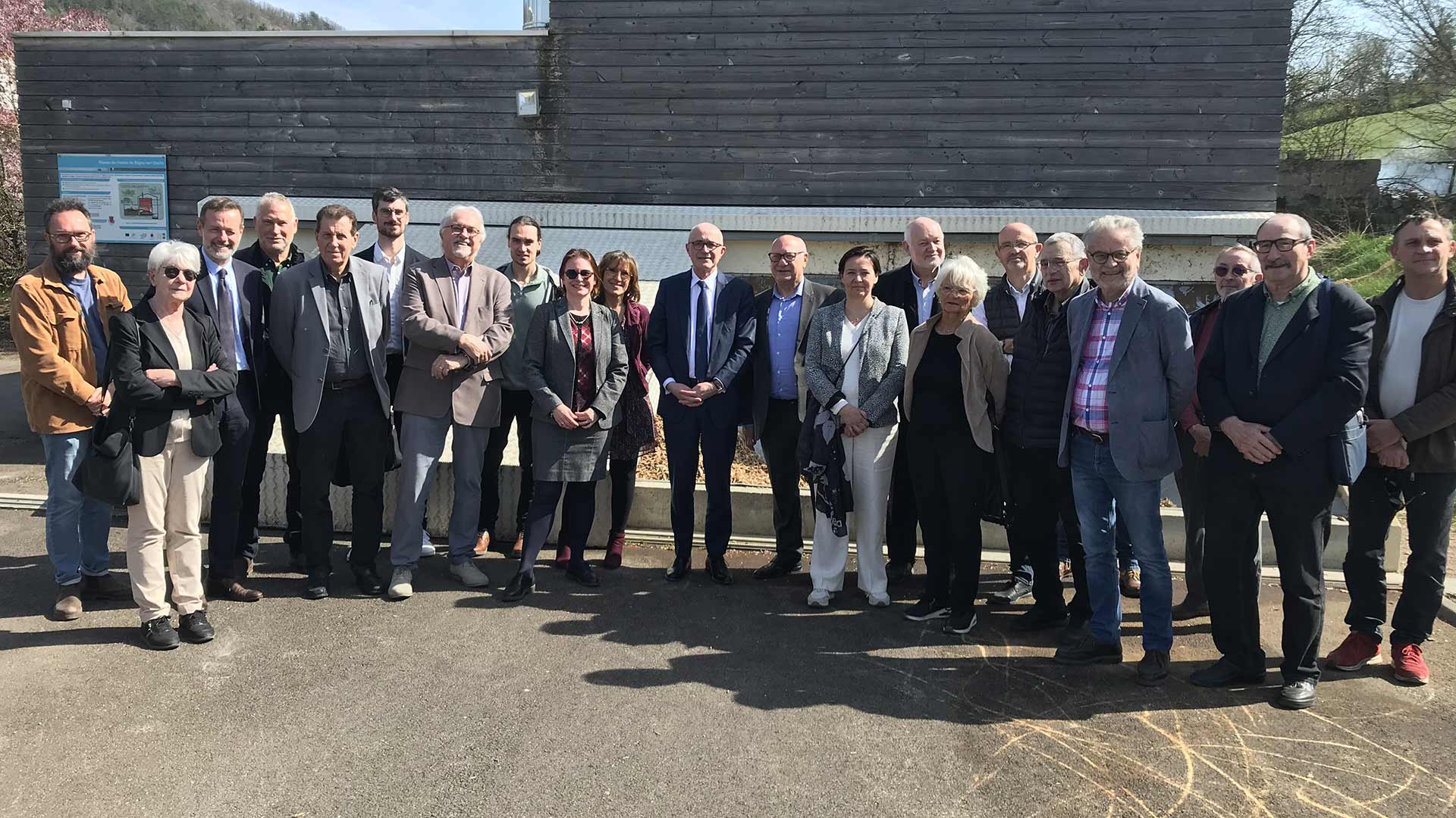 Les élus devant la chaufferie bois de Bligny sur Ouche