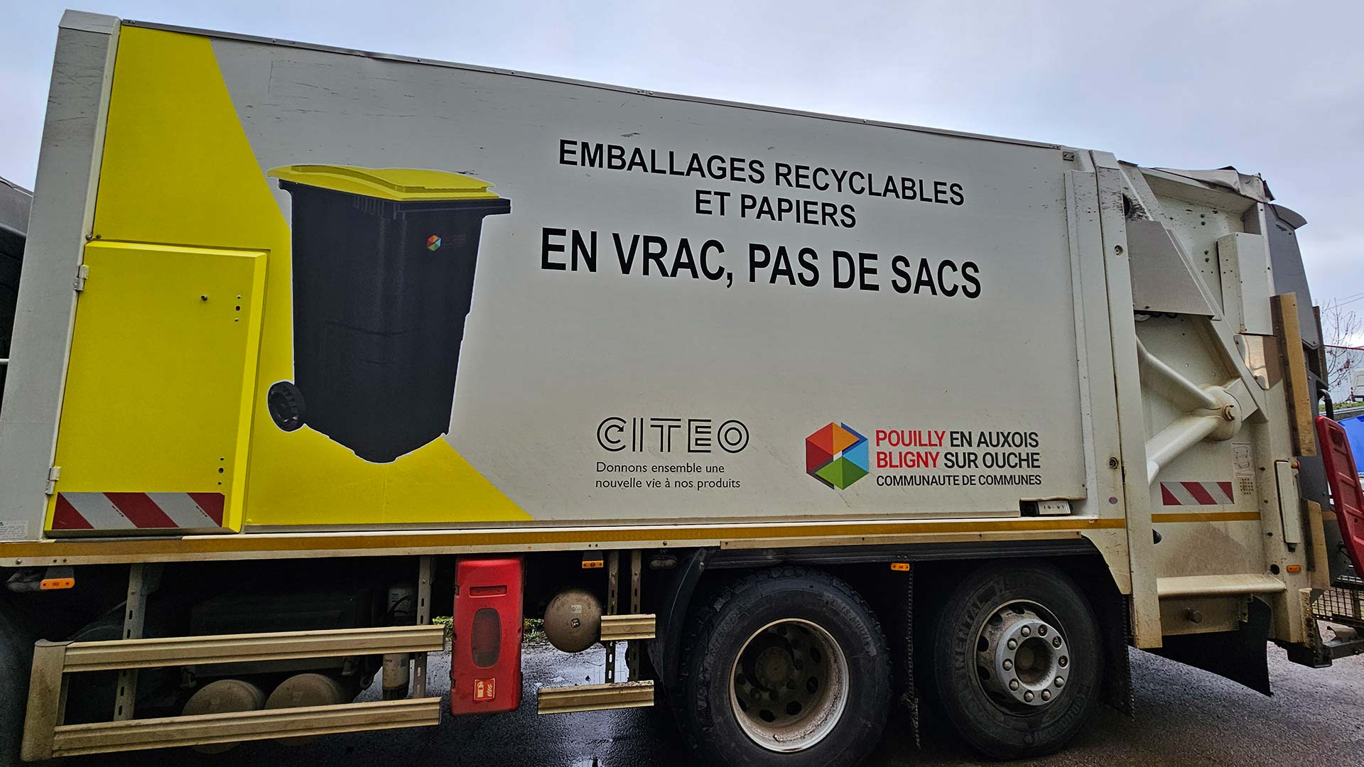 Camion de ramassage des emballages et papiers recyclables