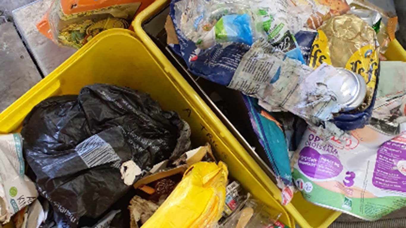 Illustration du refus de tri des déchets recyclables - Les déchets imbriqués