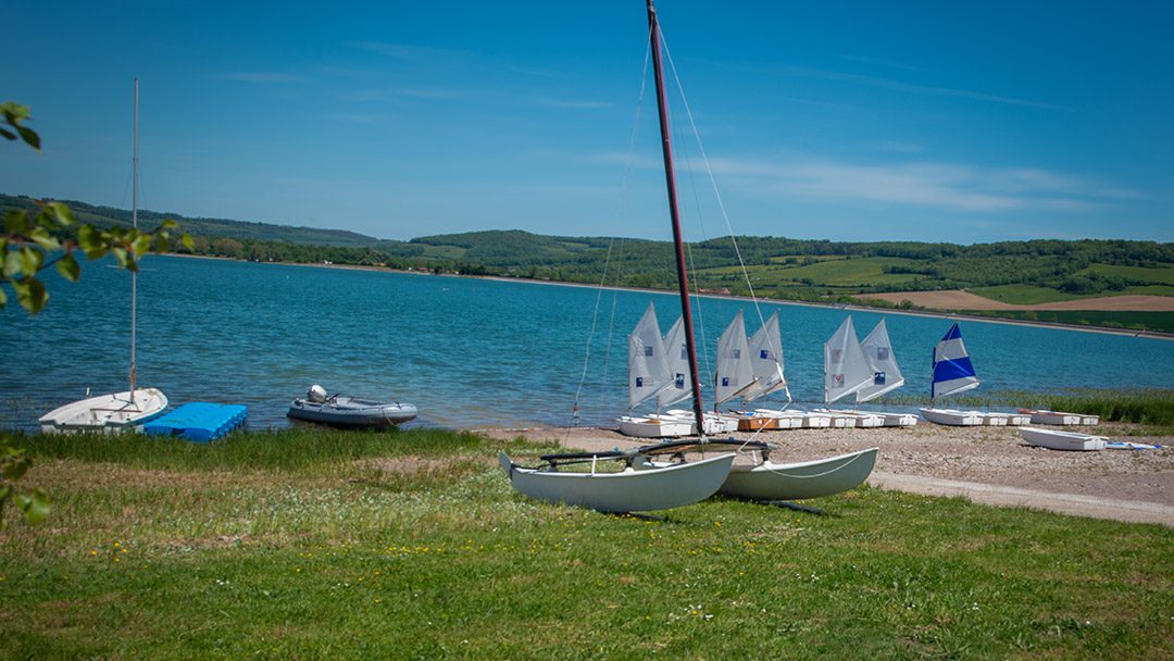 Optimistes et catamaran à quai au lac de Panthier