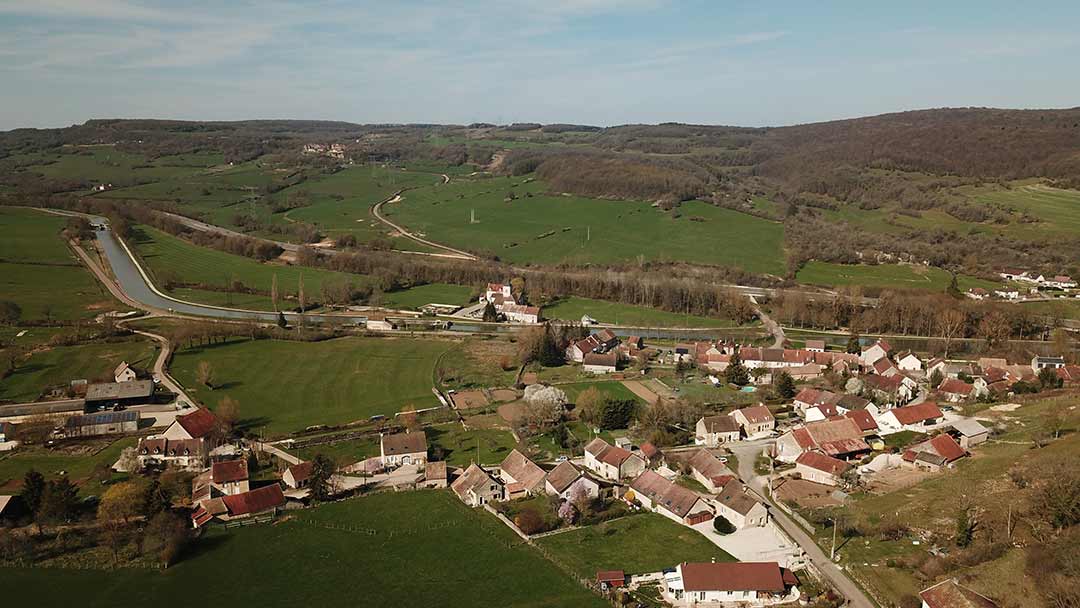 Vue aérienne de la commune de Crugey (21360)