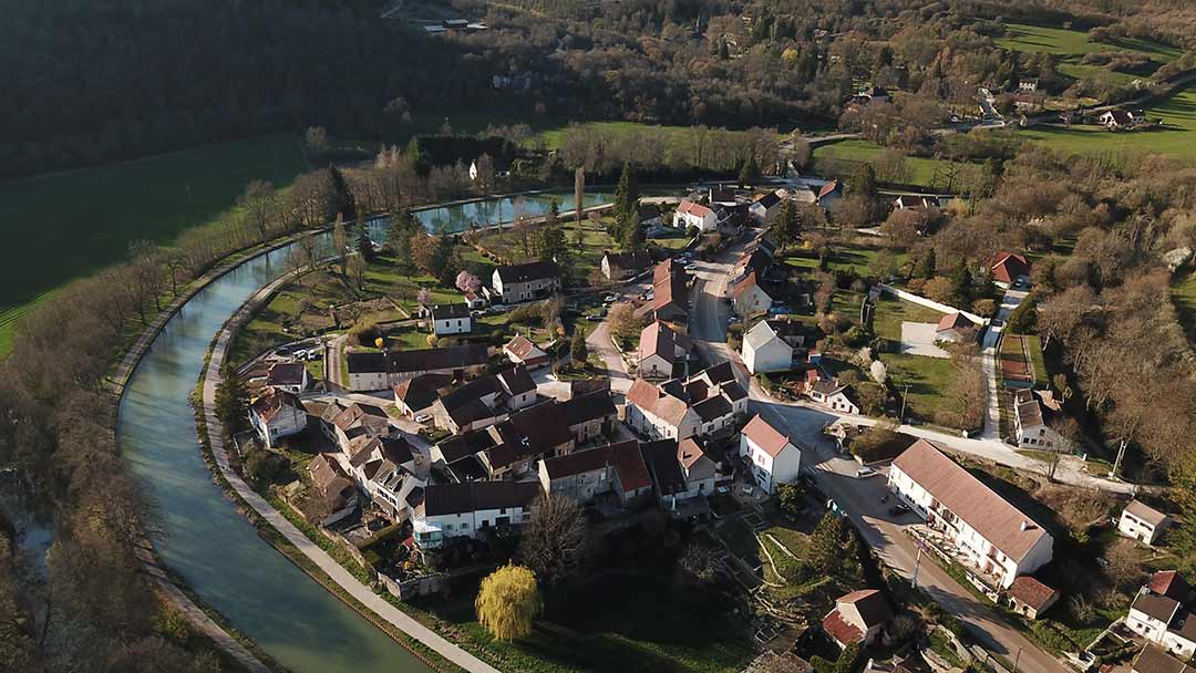Vue aérienne de la commune de La-Bussière-sur-Ouche (21360)