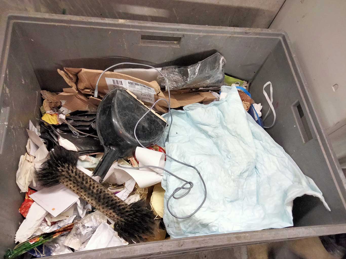Illustration du refus de tri des déchets recyclables - Câble USB